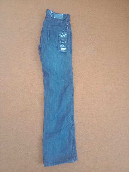 Продаю джинсы и брюки на подростков