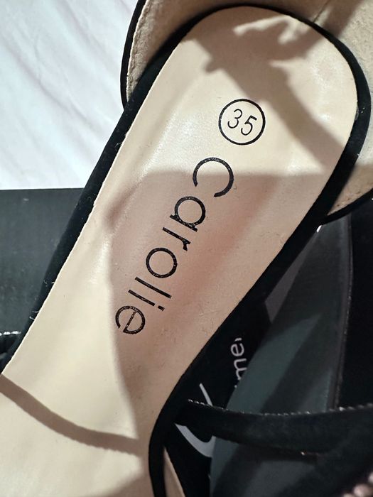 Vând acești minunați pantofi cu toc CAROLIE