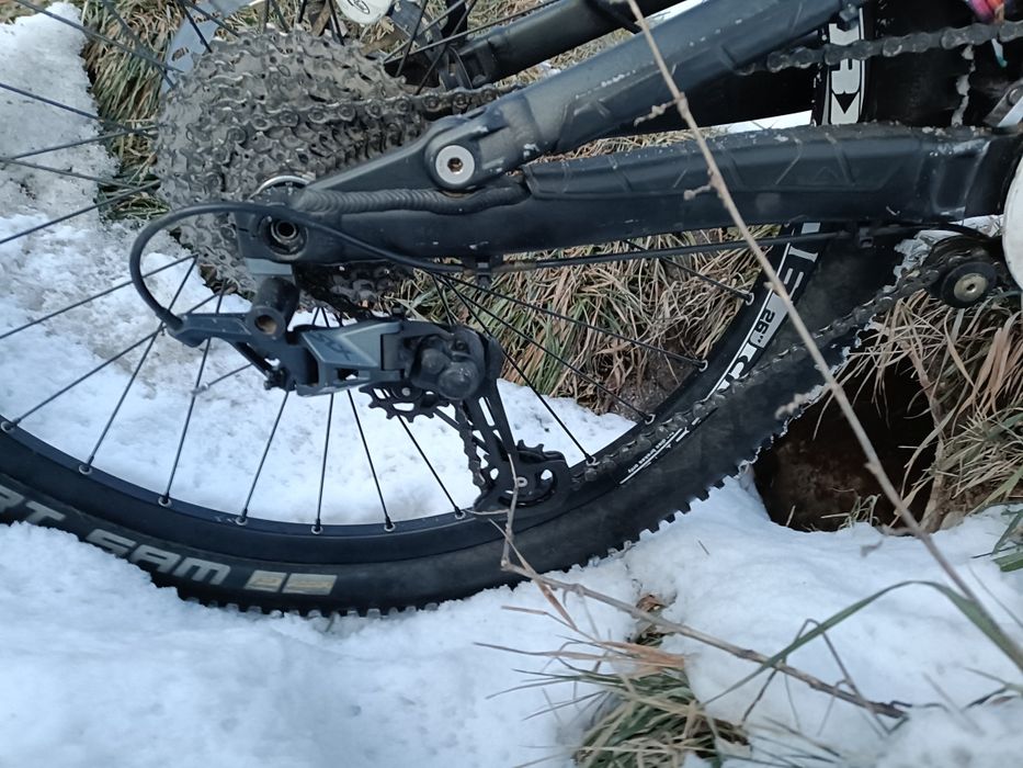 Vând bicicleta Canyon strive es7 2012