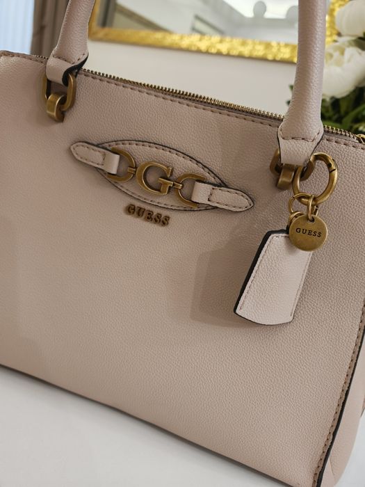 Дамска чанта бежова guess