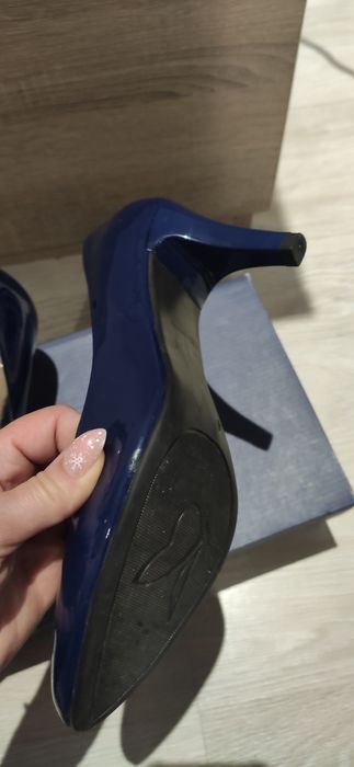 Нови обувки Caprice