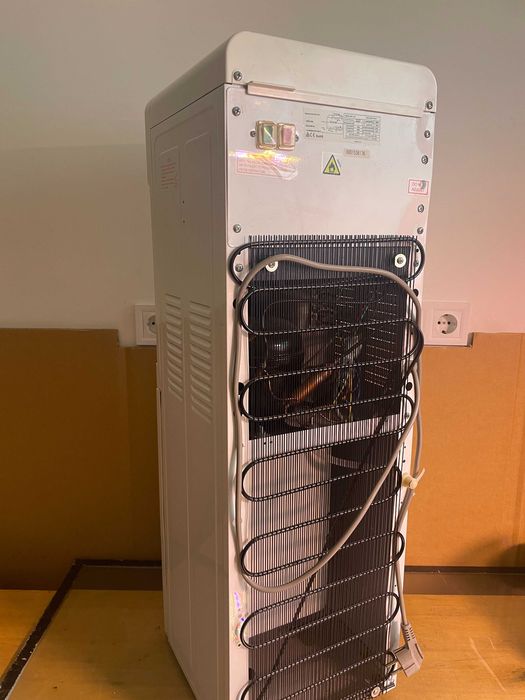 Диспенсър за студена и топла вода с компресор