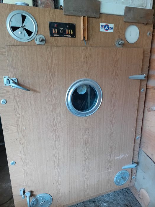 Incubator pentru ouă de struț
