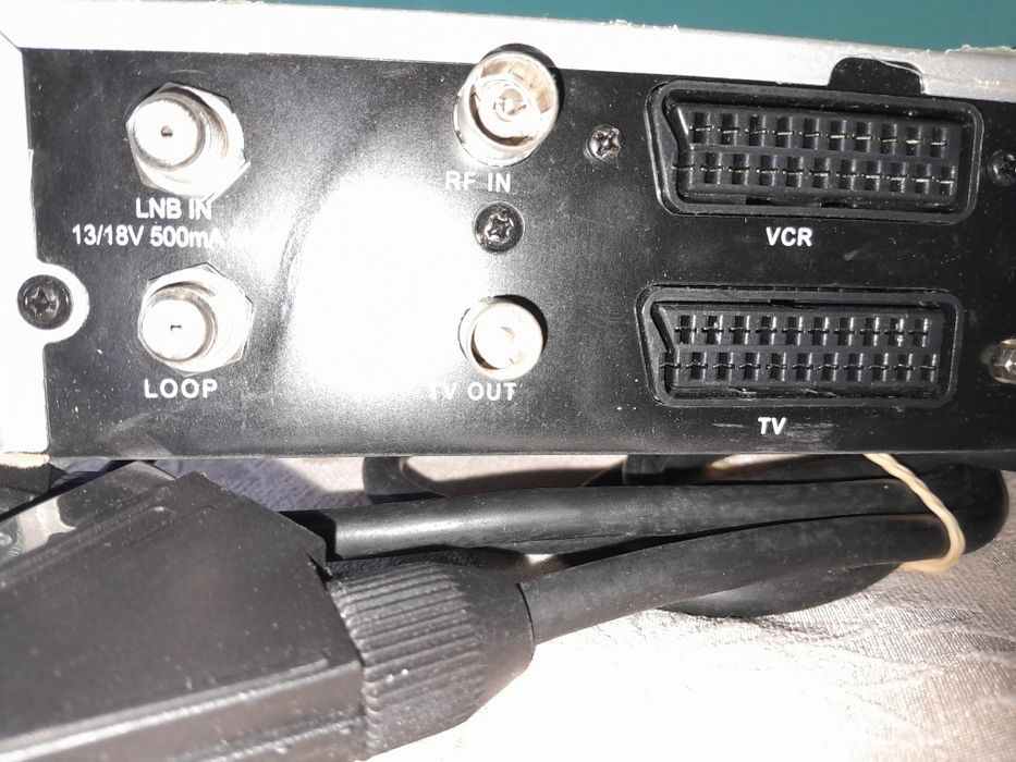 Сателитен приемник и булсатком пълен комплект. Работещи.