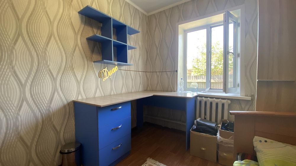 Продам угловой письменный стол с полками