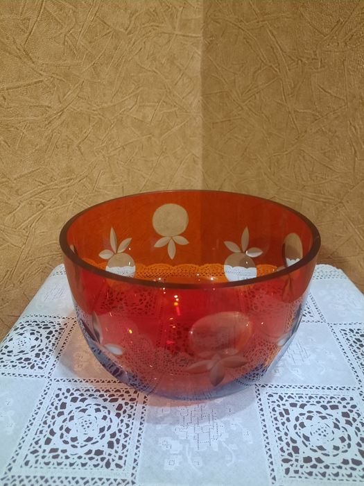 Очень красивая винтажная фруктовница, накладной рубиновый хрусталь, ал