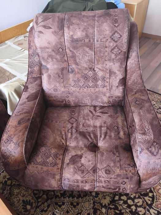 Продавам диван с фотьойл и 2 табуретки