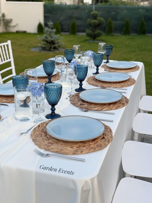 Mese si scaune din lemn de inchiriat /ghirlande luminoase de inchiriat