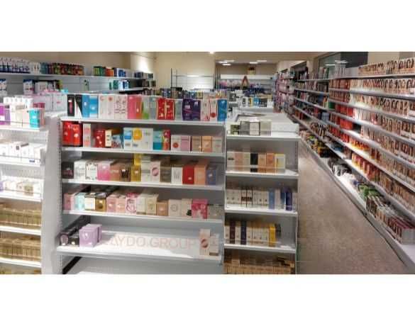 Метални стелажи за стена и остров за козметика и аптека, налични