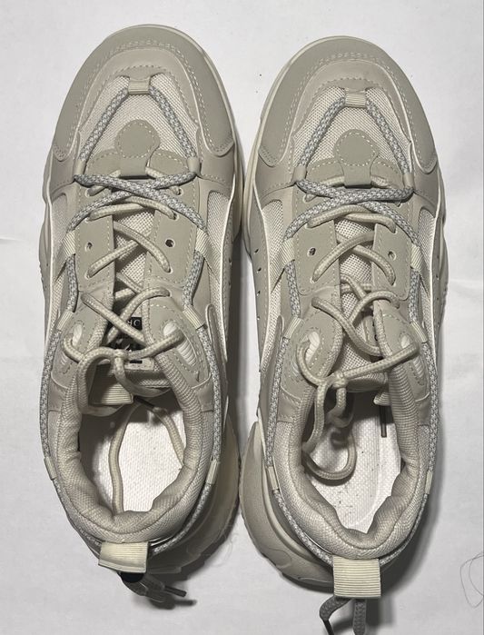 Продаются кроссовки женские