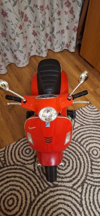 Scuter electric pentru copii Vespa