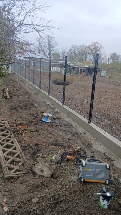 Montaj gard din plăci de beton ,plasa bordurata, sipca metalica