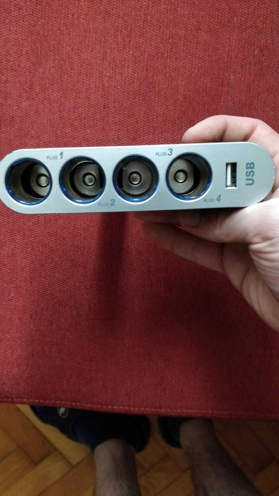 Adaptor priza masină cu 4 iesiri de 12/24 V si un port USB
