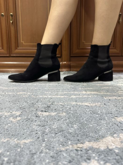 Продам осенние замшевые ботинки