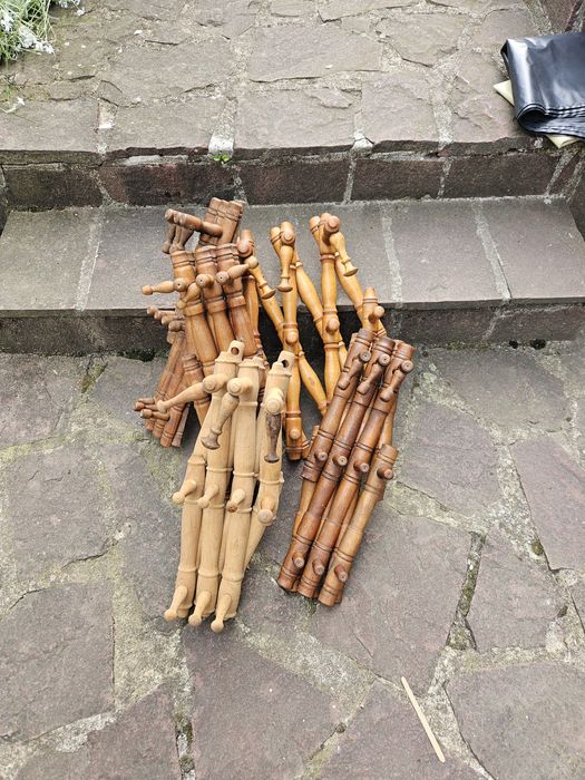 Продава се дървена закачалка