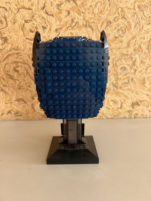 Статуэтка Лего шлем бэтмена из серии классических комиксов 60x