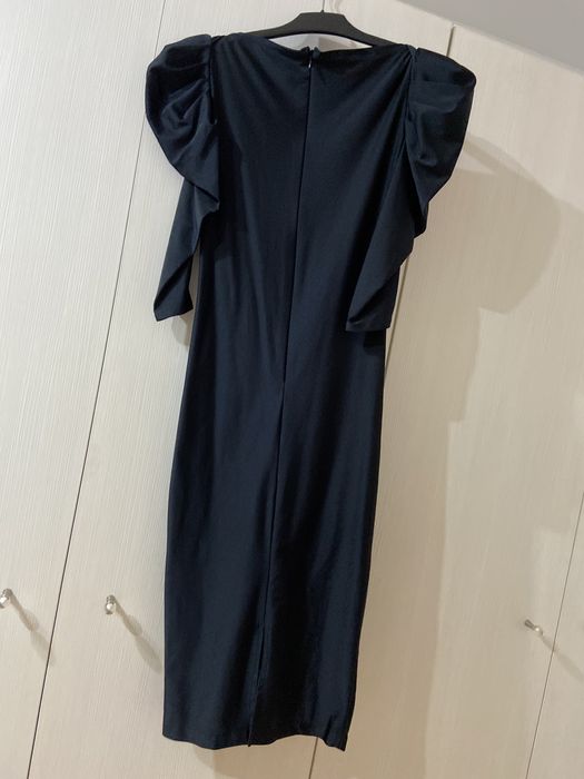 Rochie neagră pe corp