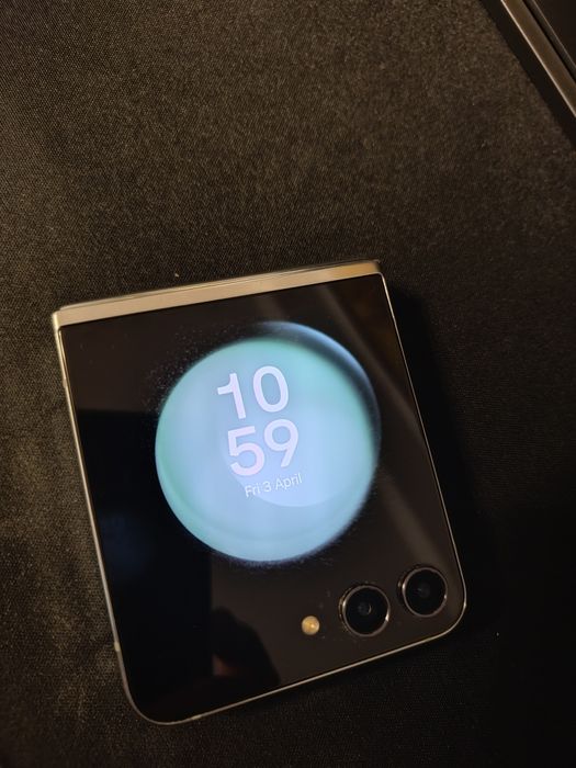 Galaxy Z Flip 5 ca nou - in tipla