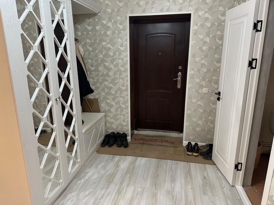 Прихожный шкаф, внутри шкафа гардероб, и шкаф для обуви