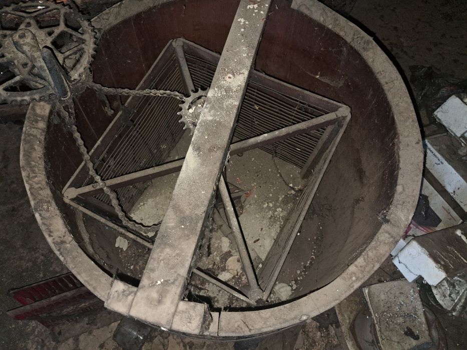 Vând centrifugă de stors mierea