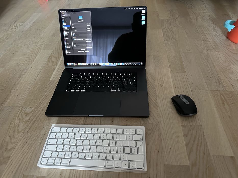 MacBook Pro M3 16" - 18Gb Ram - SSD 512Gb - Baterie 153 cicluri incarcare 100% capacitate + tastatura Magic Keyboard + Mouse Logitech MX Anyware 3S