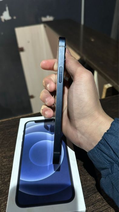 iPhone 12 черного цвета