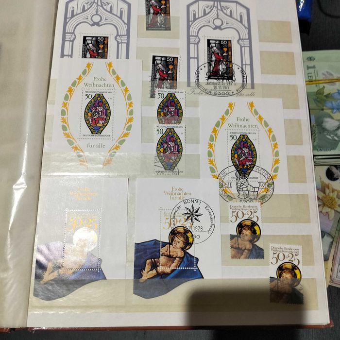 Vând colecție timbre 10 clasoare