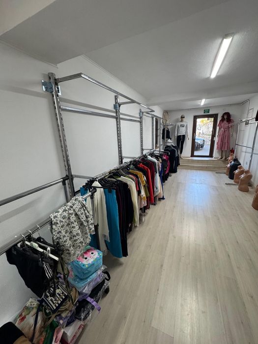 Vând mobilier complet pentru magazin de haine