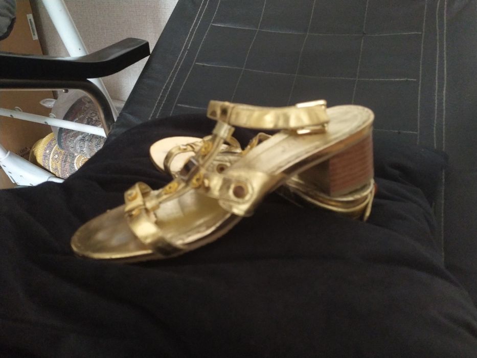 Продам босоножки