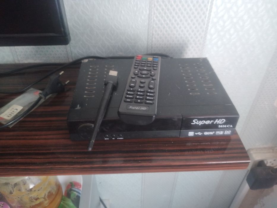 Продаеться ТВ Shivaki 32 тюнер и wifi ролтер