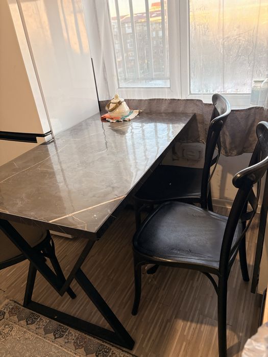 Стол+5 стульясымен сатылады