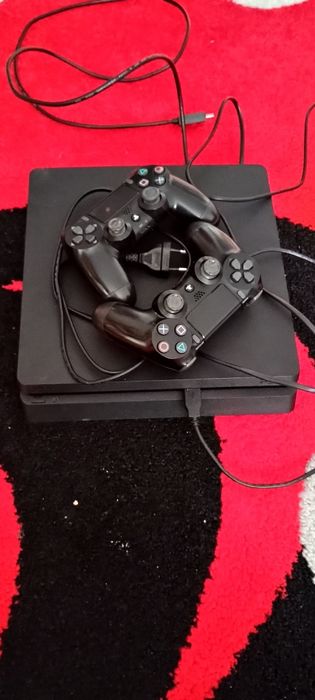 Vând Consola PlayStation 4