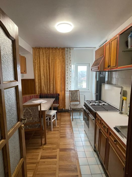 Apartament cu 4 camere de inchiriat