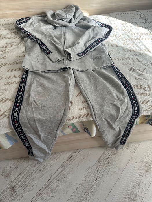 Продавам мъжки анцунг Tommy Hilfiger размер L