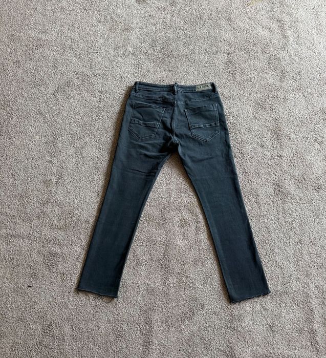 Blugi negri de la bershka mărimea 44 slim fit