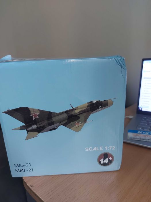 Коллекционная модель самолёта  МИГ-21.