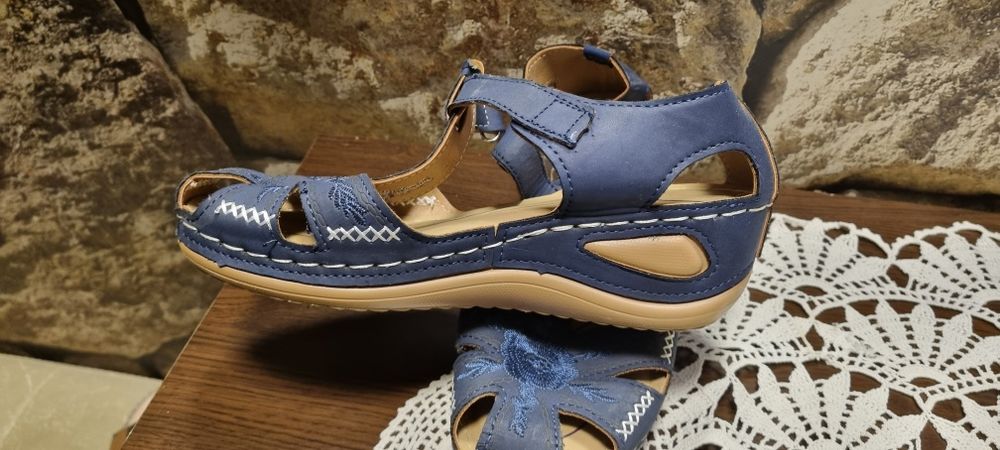 Практични дамски сандали номер 36