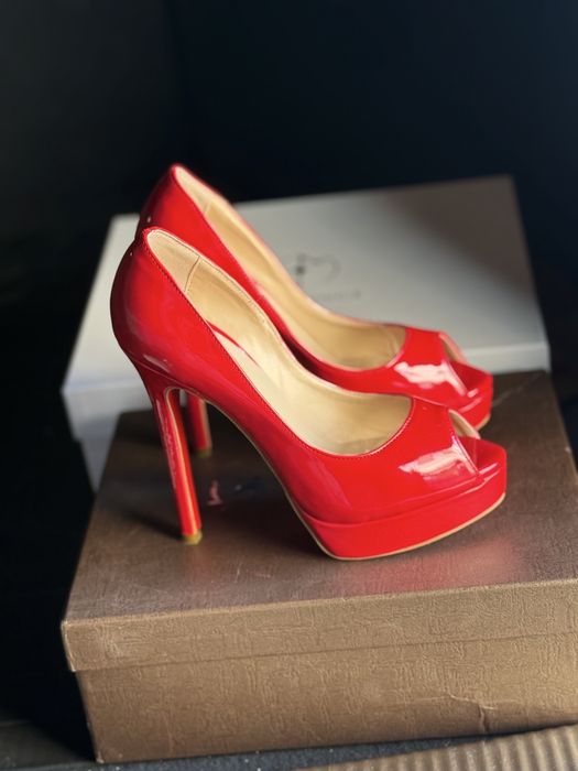 Елегантни обувки на ток LV