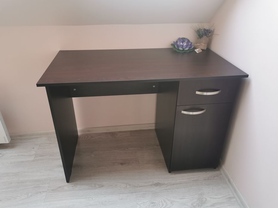 Бюро и офис стол с колелца и регулиране на височината