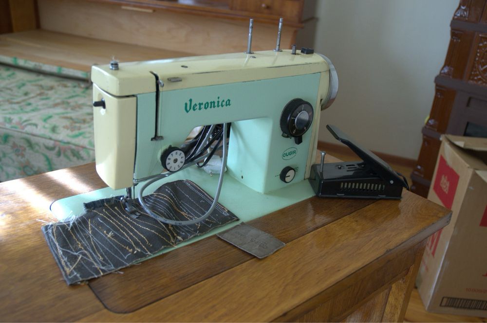 Masina de cusut Veronica cu masa si motor cusut 150W