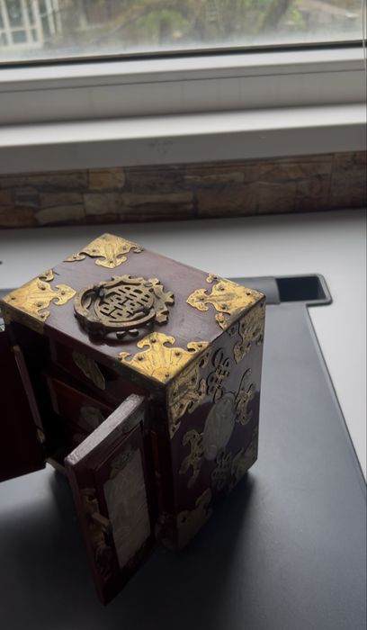 Дървена кутийка за бижута