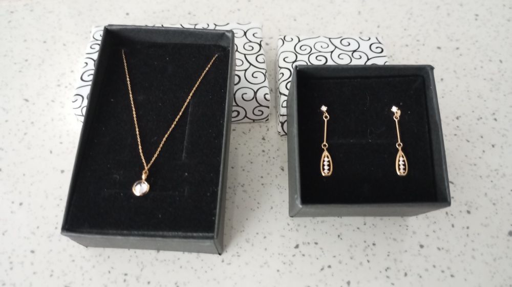 Нови нежни златни обеци и кулие,