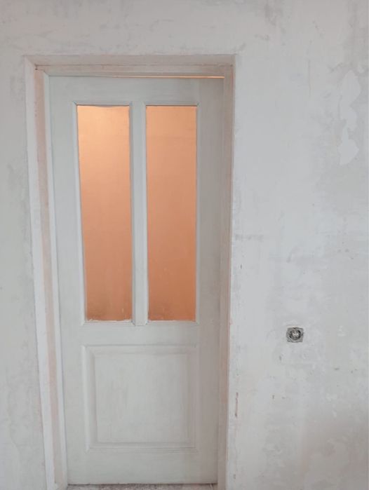 Продаю дверь , телевизор , унитаз , раковина