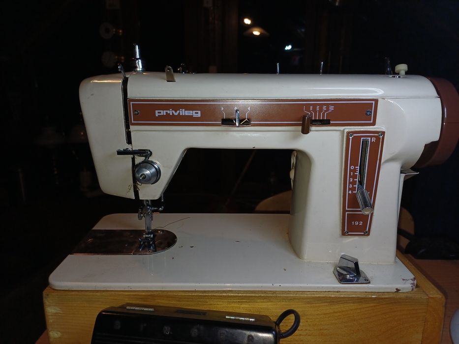 Masina de cusut PRIVILEG 192 B-1 , zig-zag  metalica