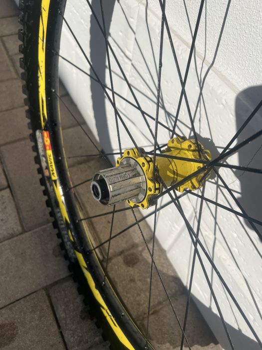 Roată spate Mavic Deemax 27.5, ax 12x150, cu cauciuc Maxxis Assegai (sau separat)