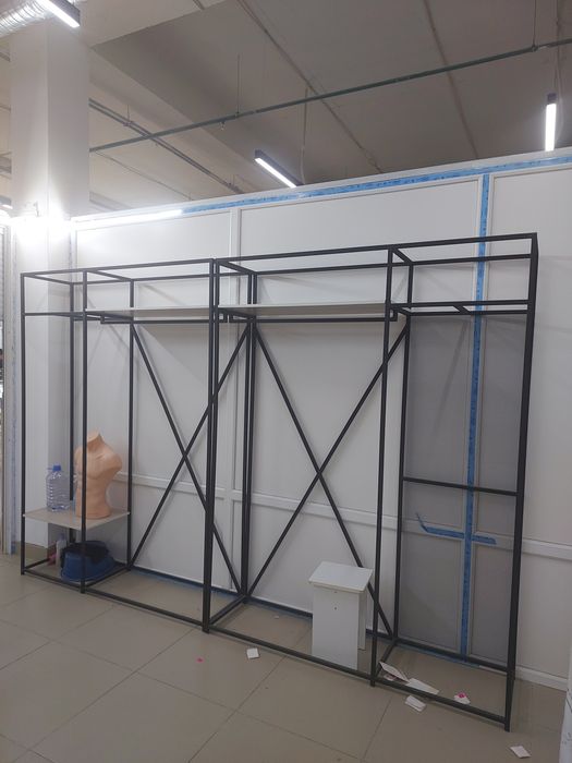 Рейлы для одежды в бутик.