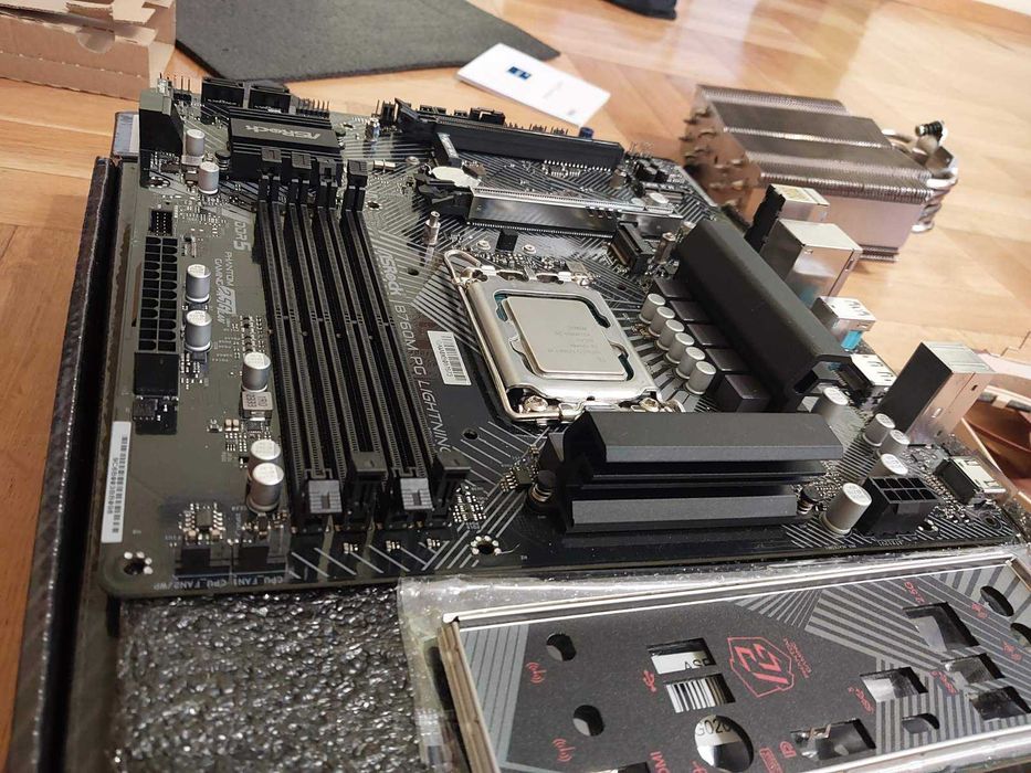 Intel Core i5 12600K + AsRock B760M PG Lightning  DDR5