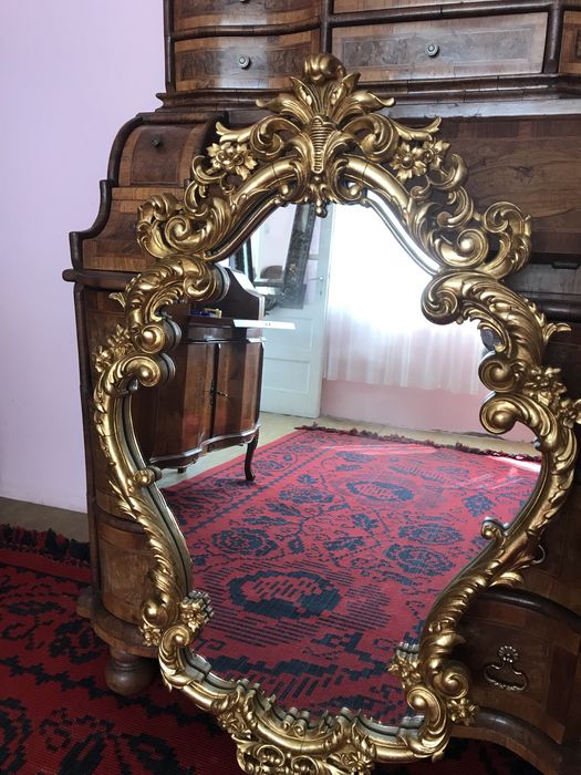 Oglindā EMPIRE auritā