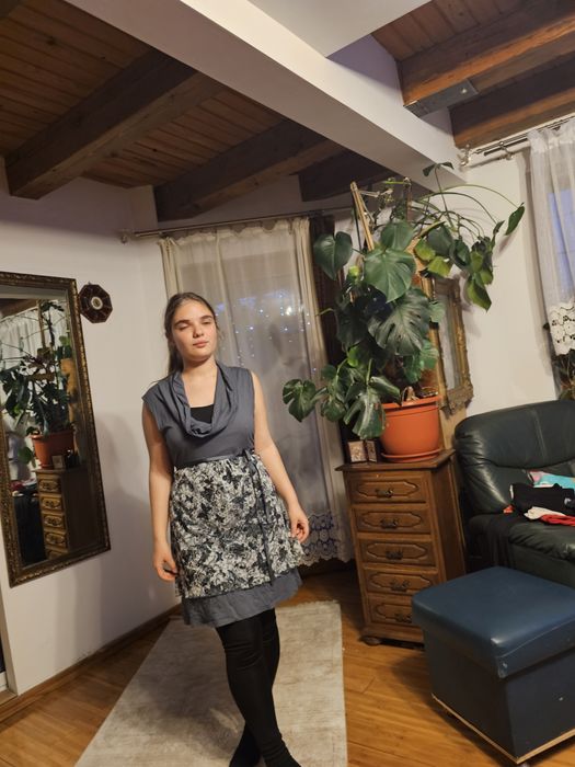 Rochita gri cu voal și fular