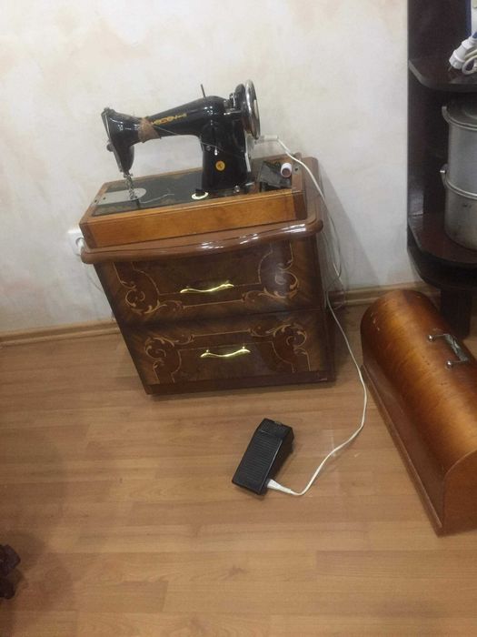 Швейная машина с оверлоком  с электрическим приводом